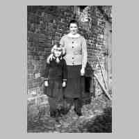 071-0069 Antonie Weinberg, geb. Kleist, geb.08.01.1903, gest. 17.08.1972, mit Tochter Gretel. Antonie ist die Schwester von Hermann Kleist.jpg